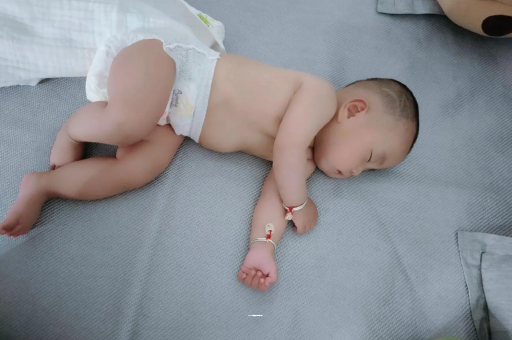 克孜勒苏没满月的宝宝